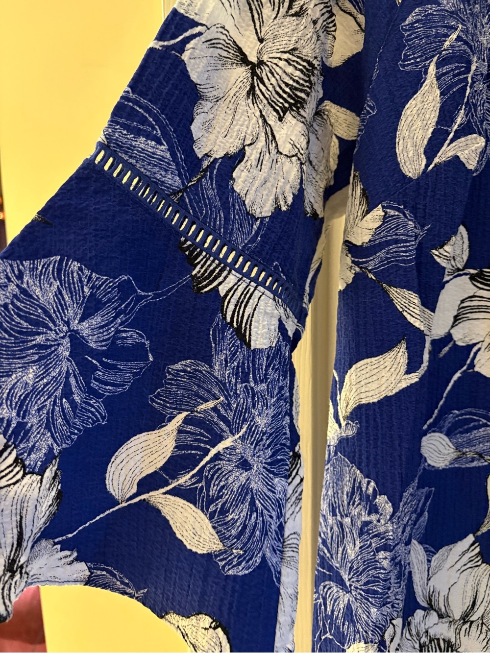 JM Collection Size Large Blue & White Floral Women's Blouse with Bell Sleeves - Picture 4 of 5